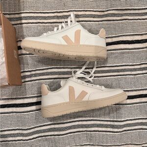 Women’s Size 8 Veja V-12 Sneakers